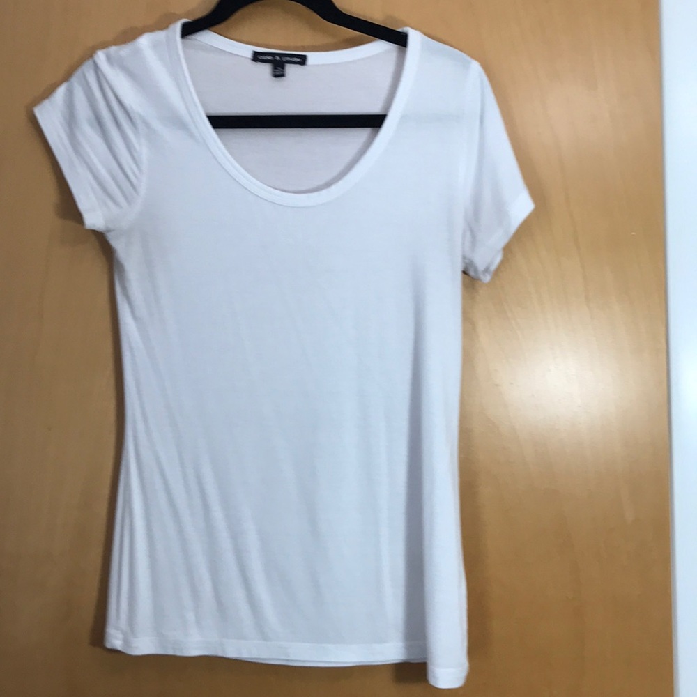 White Scoop neck T-shirt cable and gauge